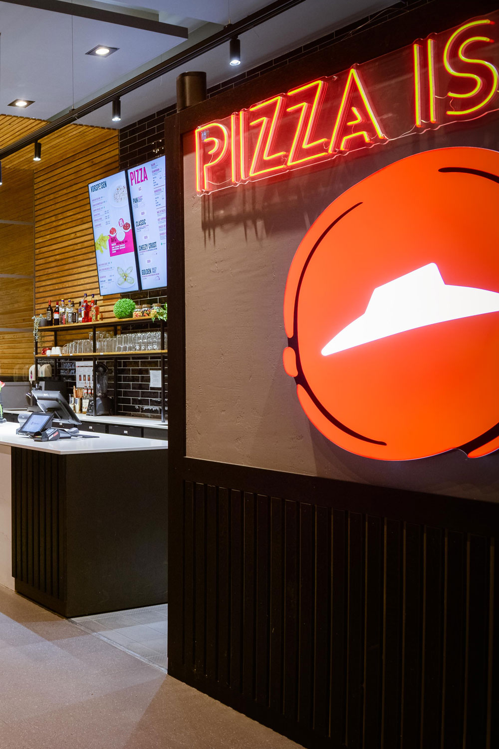 Pizza Hut Logo an Wand mit Thekenbereich