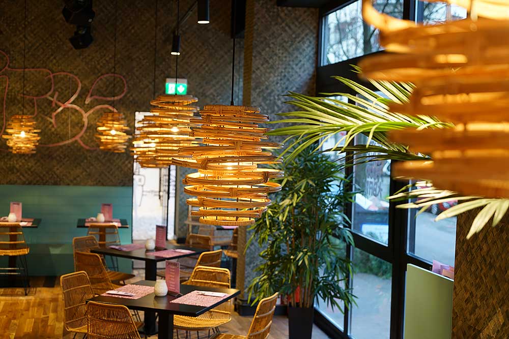 Korbähnliche Lampenschirme aus Holz mit warmem Licht